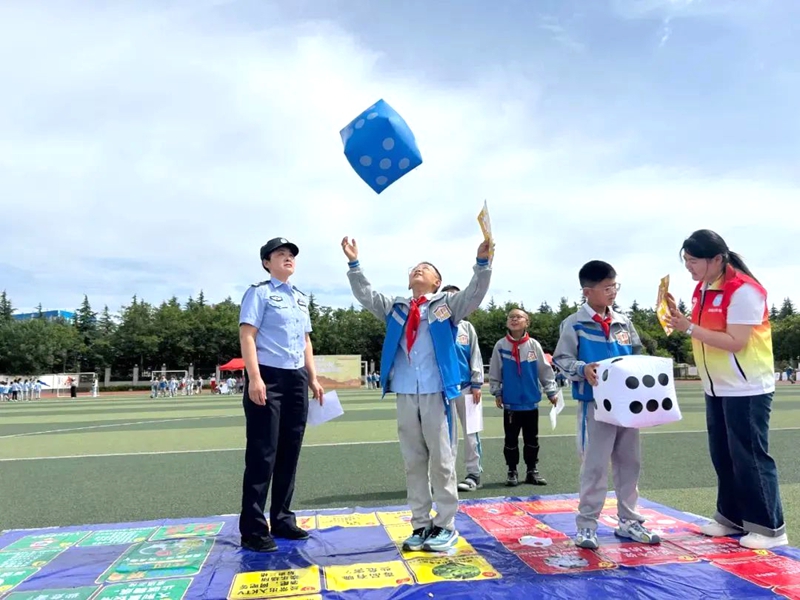 合阳公安联合县青年志愿者协会走进城关第三小学，将毒品知识融入飞行棋闯关游戏互动中。