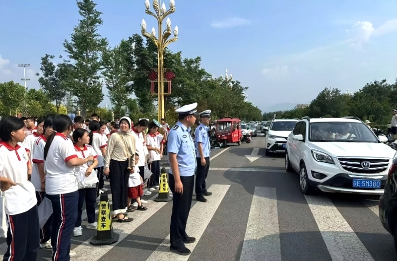 潼关县公安局交通警察大队组织民警积极行动，全力开展考场周边道路交通保障工作。
