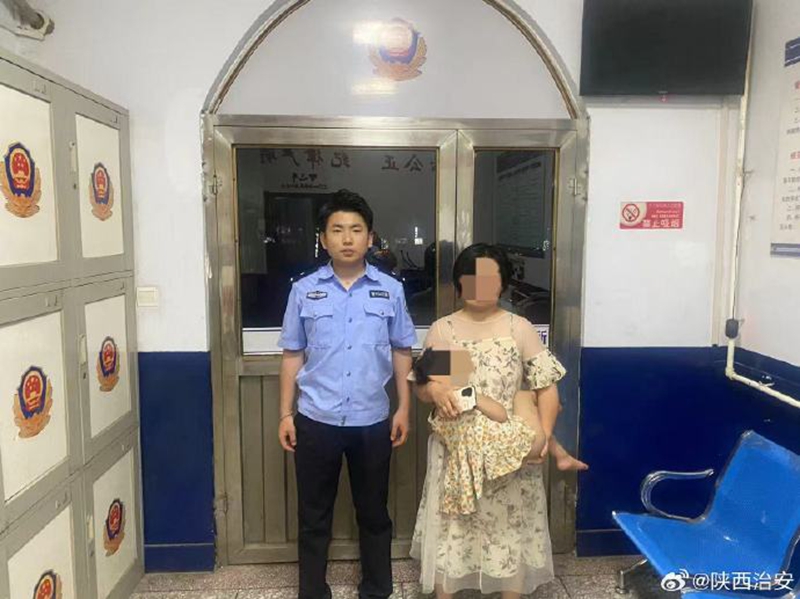 萌娃街头走失，韩城民警暖心帮助寻家人。