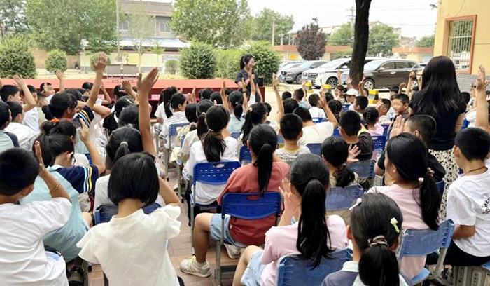 蒲城法院联合团县委、县妇联、兴镇党委在兴镇中心小学开展民法典专题普法宣讲活动。