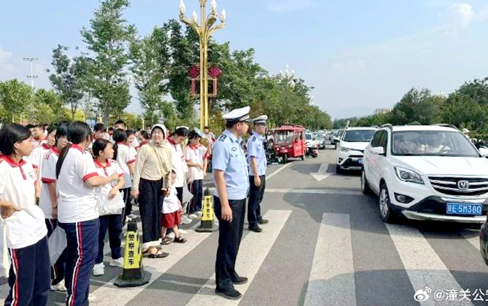 潼关交警全力开展考场周边道路交通保障工作。