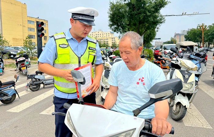 白水交警中考期间全方位、多维度开展交通安全宣传活动。