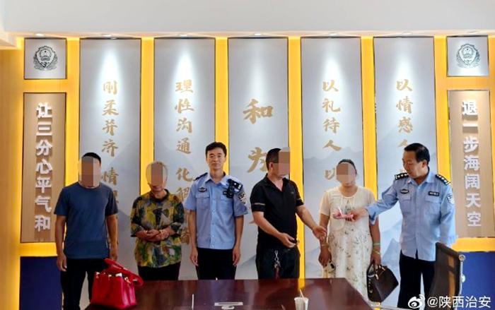韩城西庄派出所民警快速调解一起因桑树枝刮碰房檐引发的矛盾纠纷。