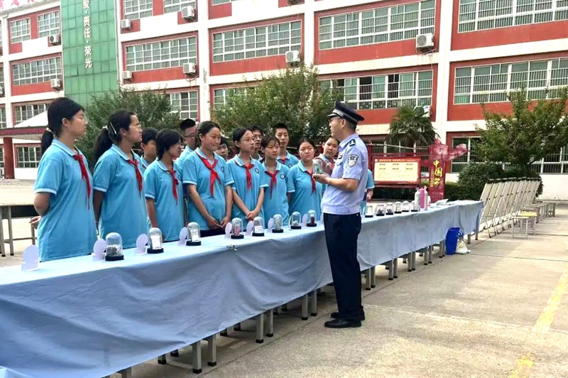 华阴市人民检察院联合多部门开展禁毒宣传教育活动。