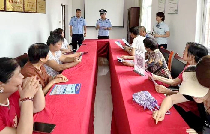 富平曹村派出所民辅警联合镇邮政所工作人员开展防范电信网络诈骗宣传活动。