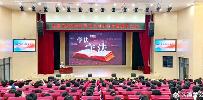 潼关交警深入潼关中学开展交通安全宣讲活动。