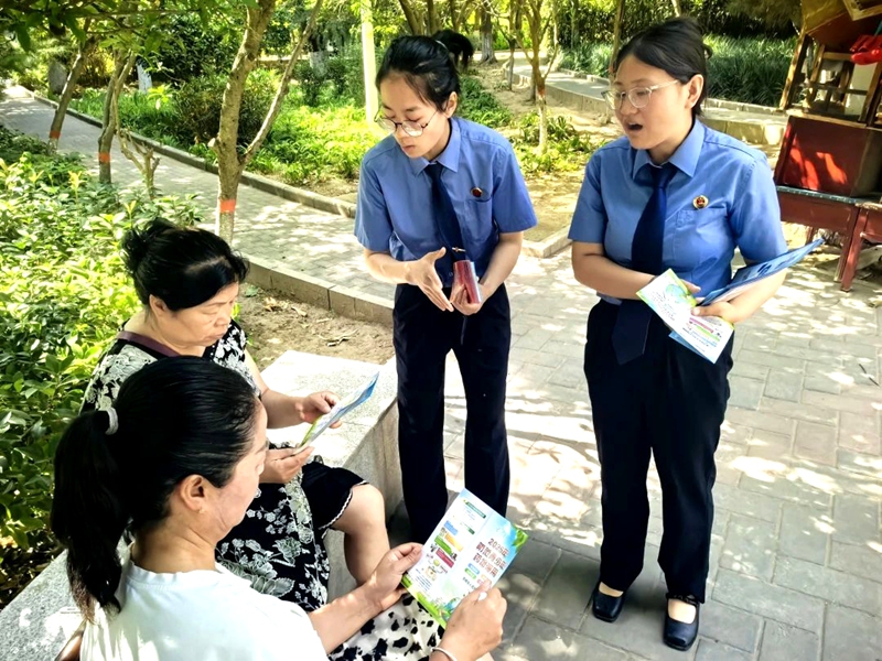 华阴市人民检察院组织干警深入群众身边，开展禁毒宣传工作。