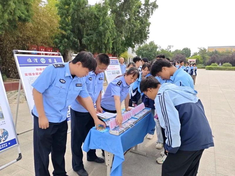临渭公安分局举办“6·26国际禁毒日”集中宣传活动。