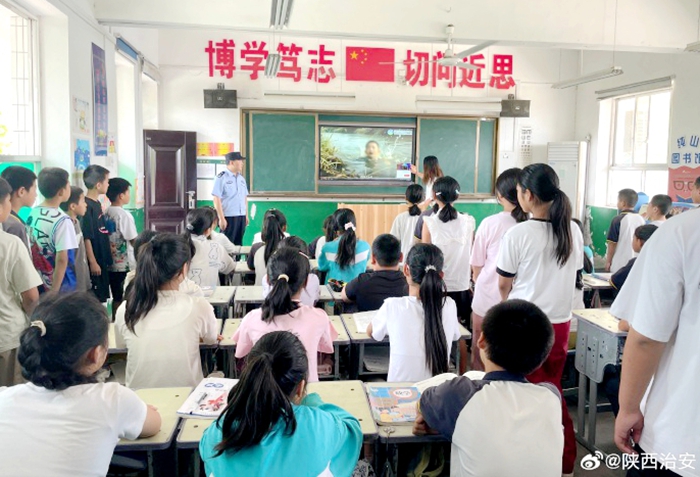 合阳洽川派出所深入辖区中心小学开展“法治安全教育进校园”主题活动.