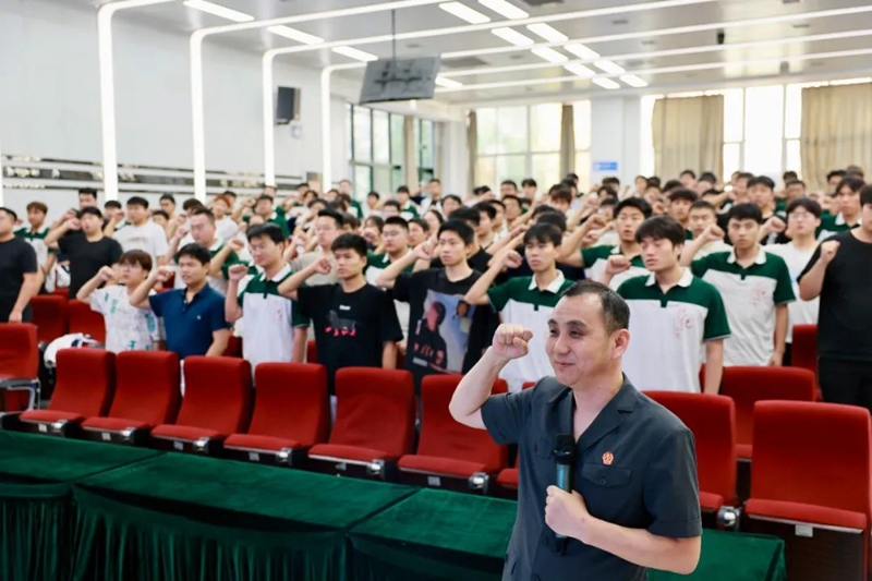 渭南中院走进陕铁院开展普法活动。