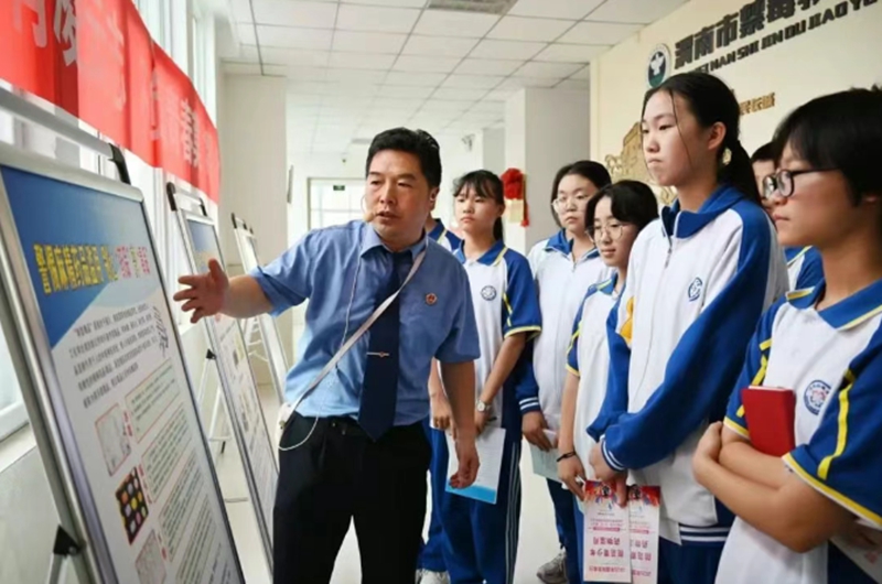 市检察院干警走进渭南初级中学开展禁毒宣传教育活动。