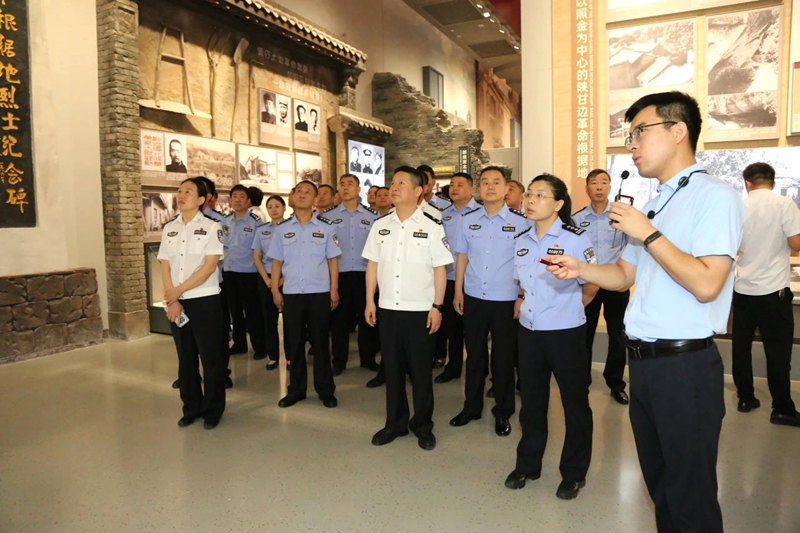 市公安局走进关中革命纪念馆开展主题教育。