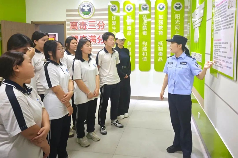大荔公安组织西北职业学校学生走进禁毒教育基地，开启禁毒知识学习之旅。