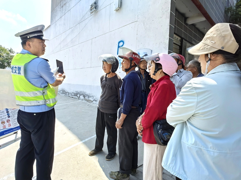 蒲城交警开展交通安全宣传活动。