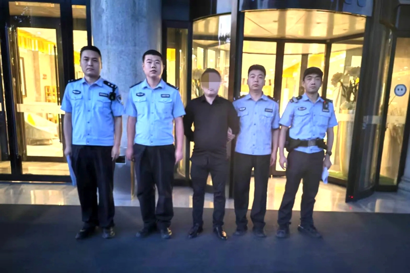 华阴公安城关派出所抓获一名网上逃犯。_副本