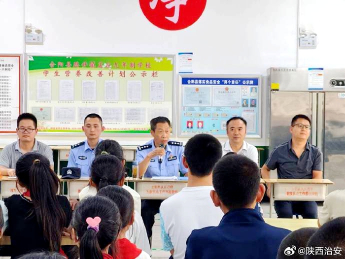 合阳公安进校园开展法治、暑期安全宣传活动。