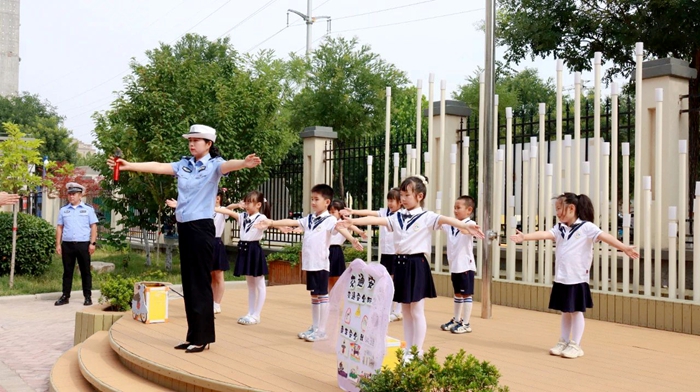 合阳交警为孩子们送上暑期安全课。