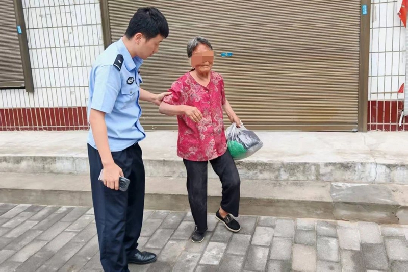 大荔民警暖心救助，走失老人平安返家。