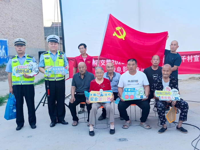 大荔交警开展“美丽乡村行”电影下乡主题宣传活动。