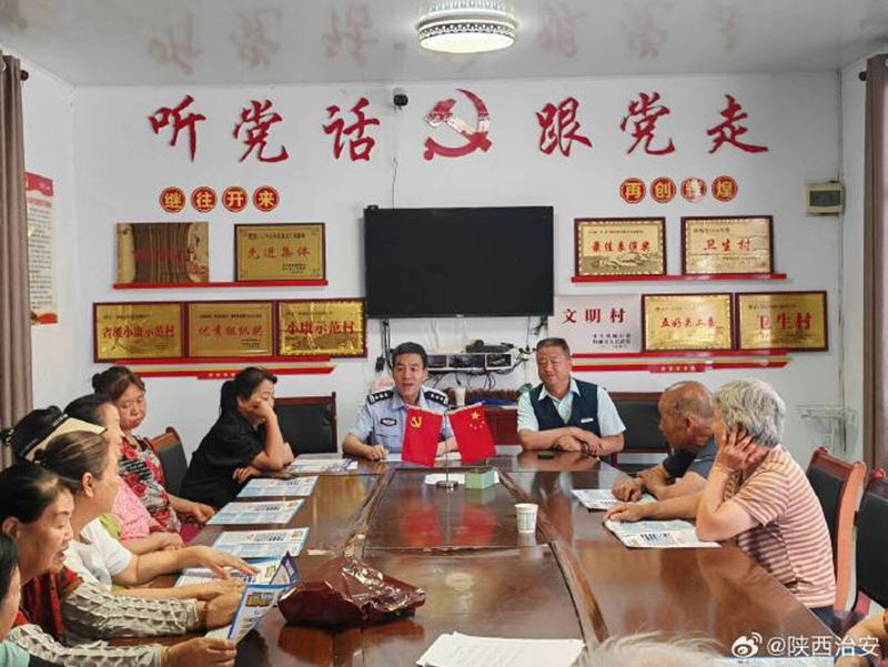 韩城西庄所联合西庄镇邮政银行开展老年人反诈宣传。