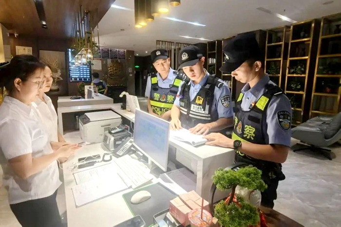 华州公安开展夏夜治安巡查宣防行动.