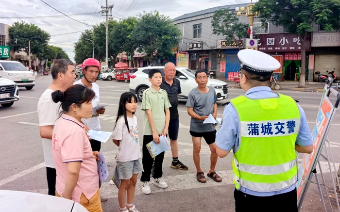 蒲城交警开展“美丽乡村行”交通安全宣传活动。