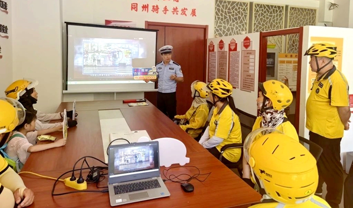 大荔交警组织辖区美团外卖骑手开展交通安全宣传活动。