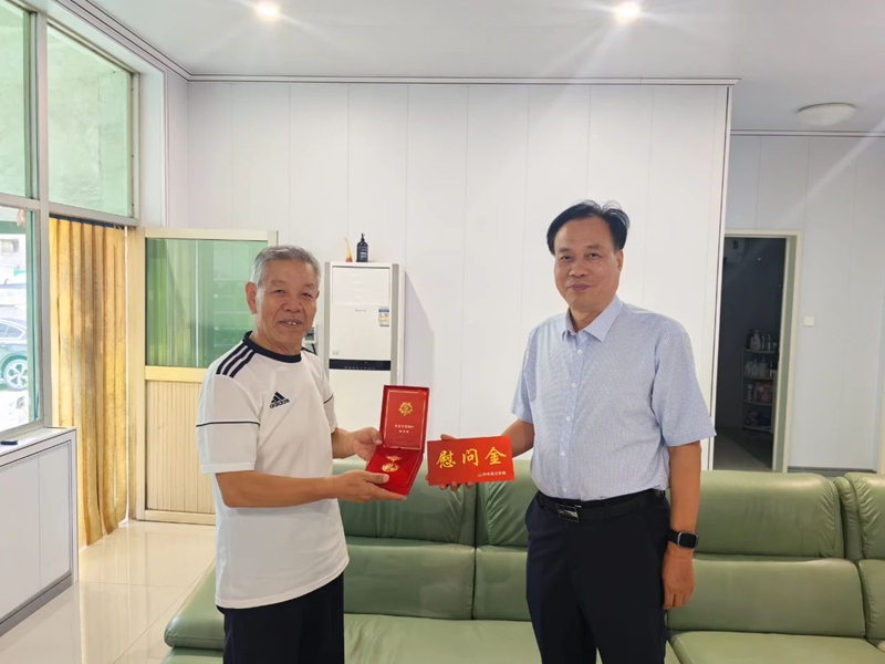 白水县公安局开展 “七一”走访慰问活动。