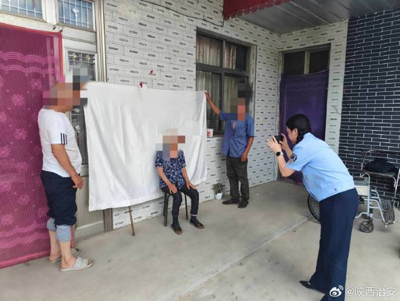 合阳民警上门为群众办理身份证。