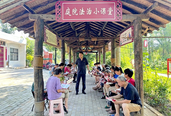 华州区法院高塘法庭干警走进南堡村开展民法典宣讲活动。
