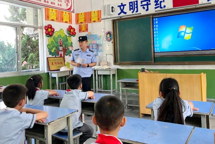 合阳公安走进校园讲法治安全课。