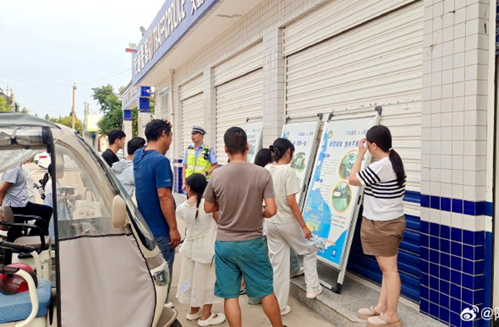 大荔公安交警开设“马路学堂”交通安全学习班开展交通安全培训。