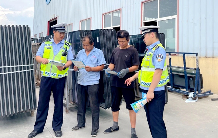 渭南高速交警进企业开展交通安全宣传活动。