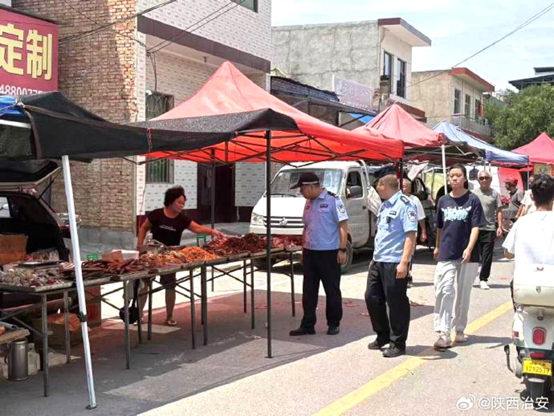 富平梅家坪派出所组建集会联勤快反单元，在主街道常态化巡防、普法宣传。