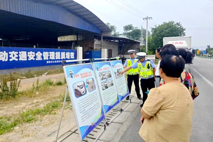 华州公安交警开展精准宣教，守护暑期平安路。
