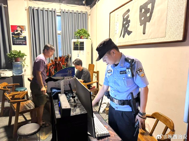 渭南富平庄里派出所组织社区民辅警对辖区宾馆、餐饮、娱乐场所等进行检查。