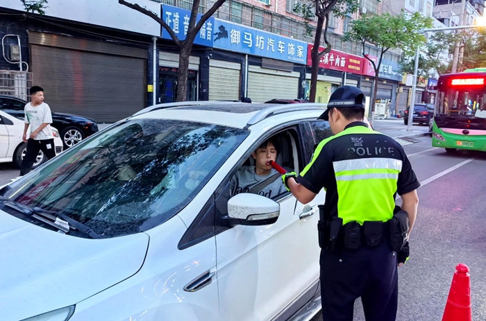 大荔交警开展交通违法行为整治行动。