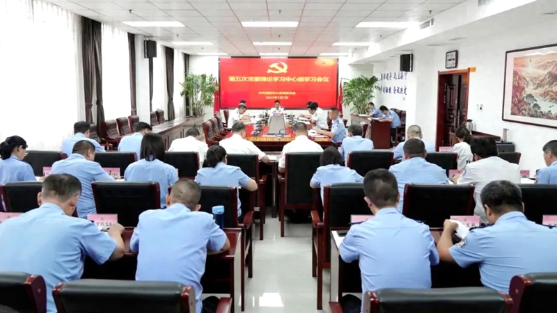 市公安局党委召开党委理论学习中心组学习会议。