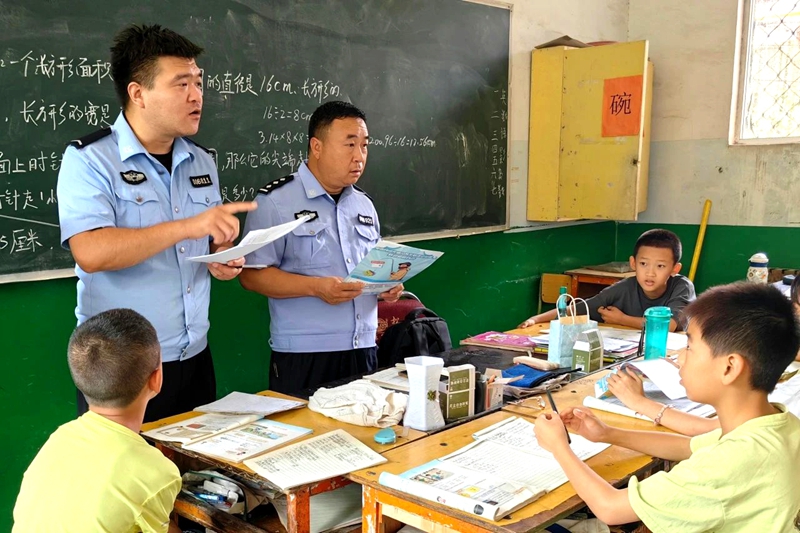 大荔公安冯村派出所民辅警走进辖区托管机构，开展 “两卡” 犯罪防范与夏季防溺水安全宣传活动。