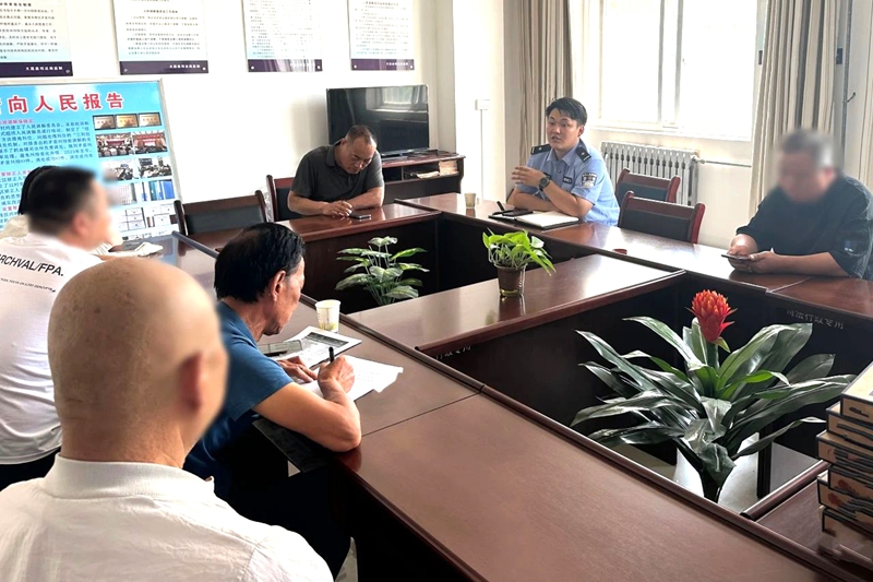 住宅纠纷酿冲突，民警屡次登门化解续亲情。