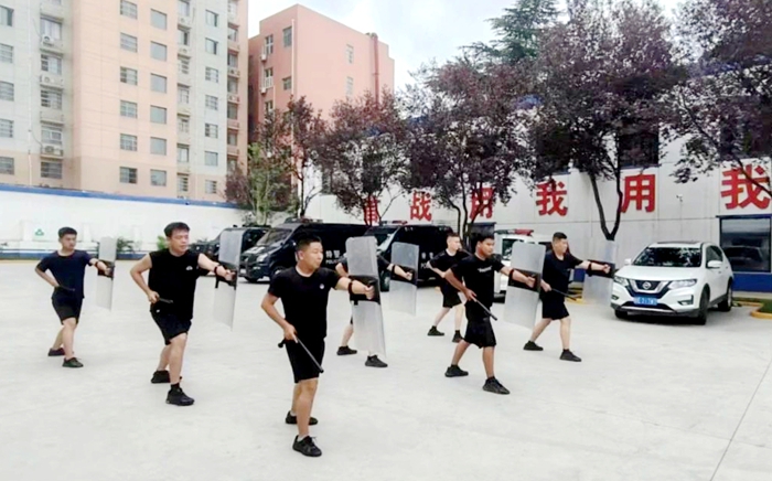 渭南市公安局华州分局巡特警大队组织开展警棍盾牌操专项考核.