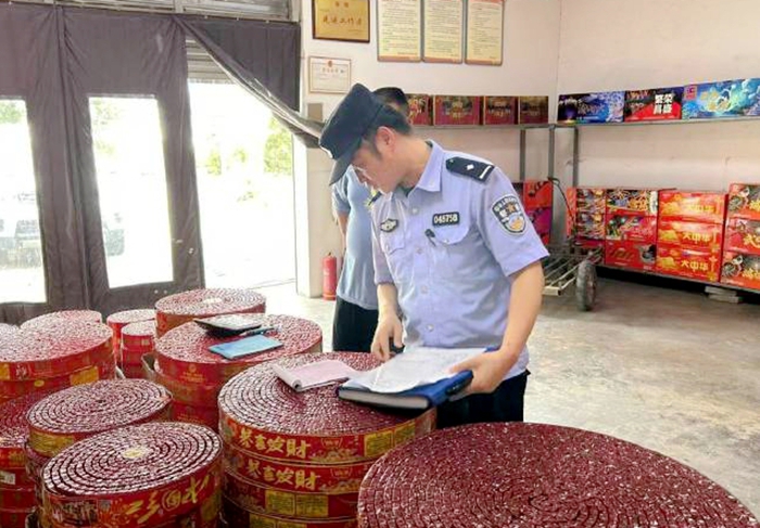 富平梅家坪派出所对辖区烟花爆竹销售点开展安全检查.