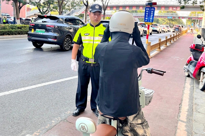 大荔县公安局交通管理大队集中开展未成年人驾乘电动车专项整治行动.