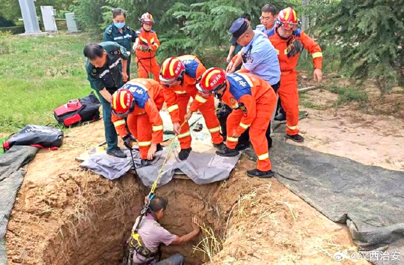 富平民警联合消防救出掉入深坑群众。
