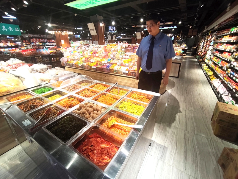 关县人民检察院对辖区超市、食品零售商店经营散装食品中存在的安全风险隐患开展全面排查。