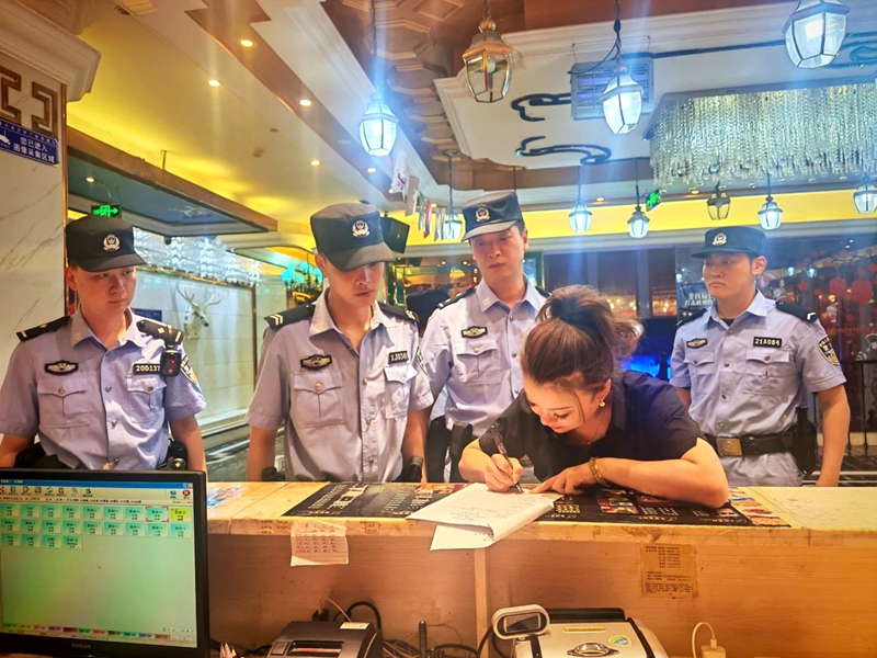 潼关公安开展夏夜治安巡查宣防集中统一清查行动。