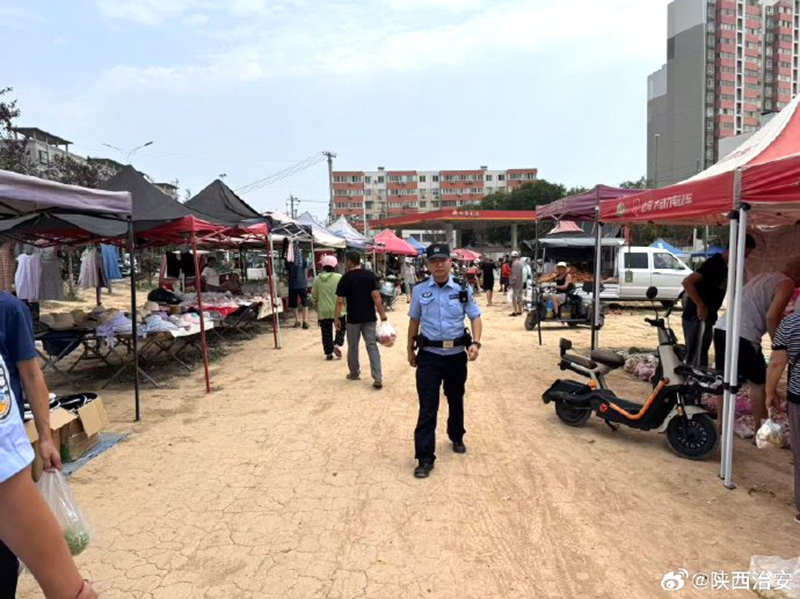 富平公安开展集会巡逻。