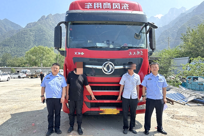 华阴市公安局交警大队民警在查纠大货车疲劳驾驶违法行为中，查获驾驶人荀某使用伪造驾驶证案件。
