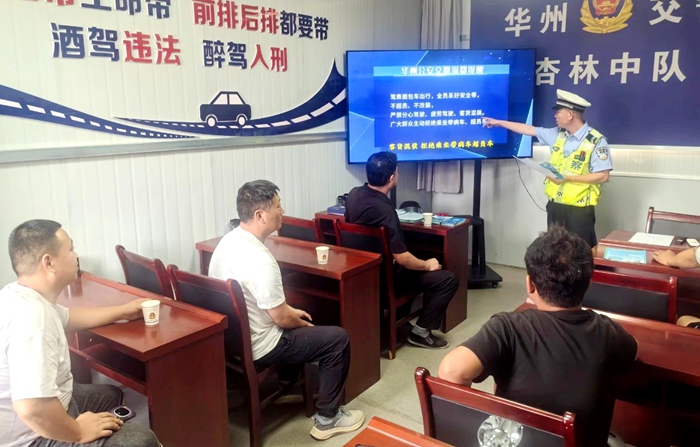华州交警依托“马路学堂”向驾驶员讲解夏季行车安全知识。