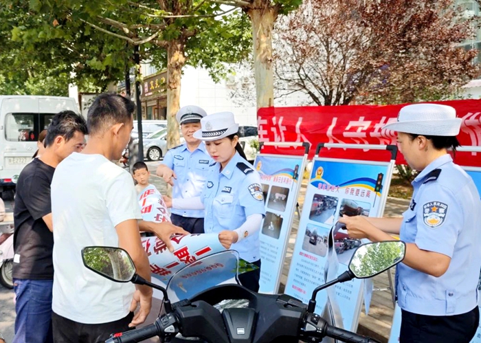 合阳交警开展“车让人 人守规 争做文明陕西人”交通安全主题宣传活动。